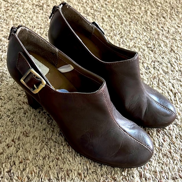 Hardly worn at all! Size 8 1/2 Aerosoles brown heels - Picture 1 of 8